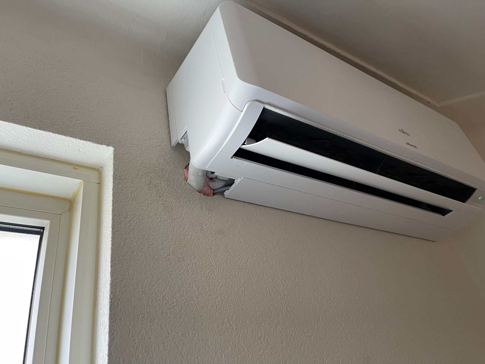 Airco binnenunit installatie kernboring met pur dichtgemaakt